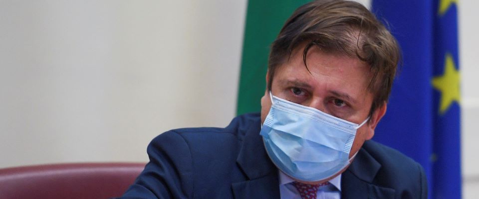 Sileri: «Per il coprifuoco alle 23 ancora due settimane. Tra pochi giorni il certificato vaccinale»