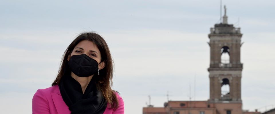 La sindaca di Roma, Virginia Raggi in occasione della conferenza stampa di presentazione di UEFA EURO 2020 – Trophy Tour a Roma, 21 aprile 2021. ANSA/CLAUDIO PERI