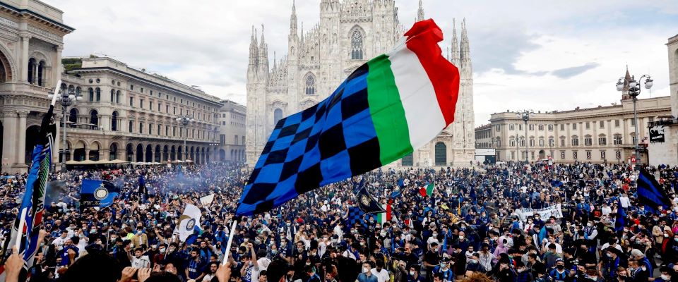 Tifosi in piazza Duomo. Sala: in altre città sarebbe accaduto lo stesso. Ma il sindaco è sotto attacco