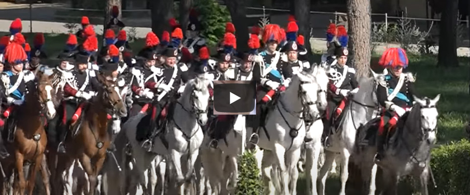 Festa dei carabinieri, lo spettacolare carosello storico (video). Il ricordo degli eroi (30 morti) del Covid