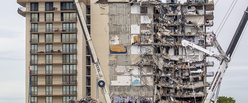 epa09311059 Search and rescue operations in the partially collapsed Champlain Towers South condominium building in Surfside, Florida, USA, 29 June 2021. Miami-Dade Fire Rescue officials said more than 80 units responded to the collapse at the condominium building near 88th Street and Collins Avenue just north of Miami Beach on last 24 June around at 2 a.m.  EPA/CRISTOBAL HERRERA-ULASHKEVICH