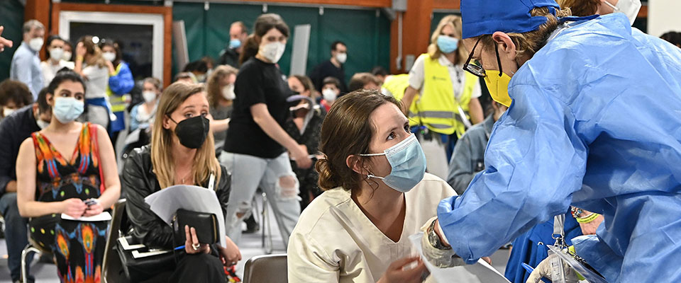 Covid, 51 morti e il tasso di positività in risalita. Record di vaccinazioni: 600mila in un giorno