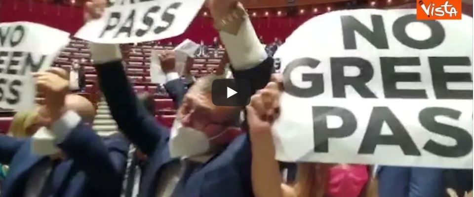 Bagarre alla Camera, Fratelli d’Italia occupa l’Aula contro il Green pass. Seduta sospesa (video)