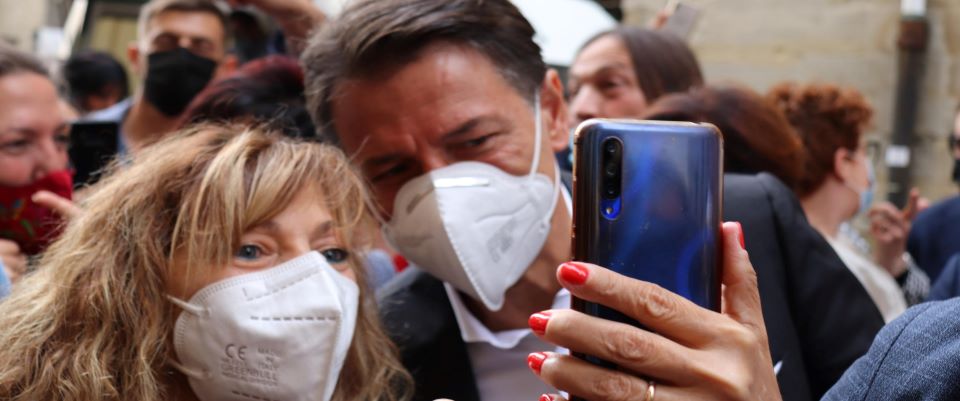 Giuseppe Conte, leader del M5s stamani, durante una iniziativa a sostegno della candidatura a sindaco di Città di Castello Luciana Bassini, Città di Castello, 16 settembre 2021. ANSA BASILIETTI