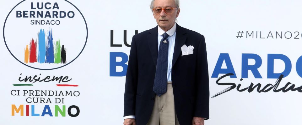 Il direttore Vittorio Feltri posa  per i fotografi a margine della conferenza stampa indetta dal candidato a sindaco di Milano per il centro destra Luca Bernardo. Milano, 16 Luglio 2021.ANSA / MATTEO BAZZI