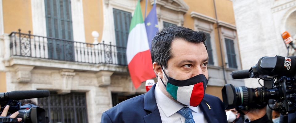 Il leader della Lega, Matteo Salvini parla con i giornalisti nei pressi del Senato, Roma 23 febbraio 2021. ANSA/FABIO FRUSTACI