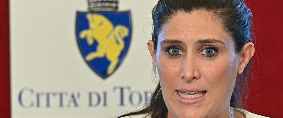 Torino, Chiara Appendino minaccia il Pd: “Gli elettori del M5S non sono pacchi da spostare”