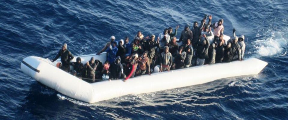 Immigrazione, fermato a Taranto un presunto scafista iraniano. Abbandonò la nave alla deriva