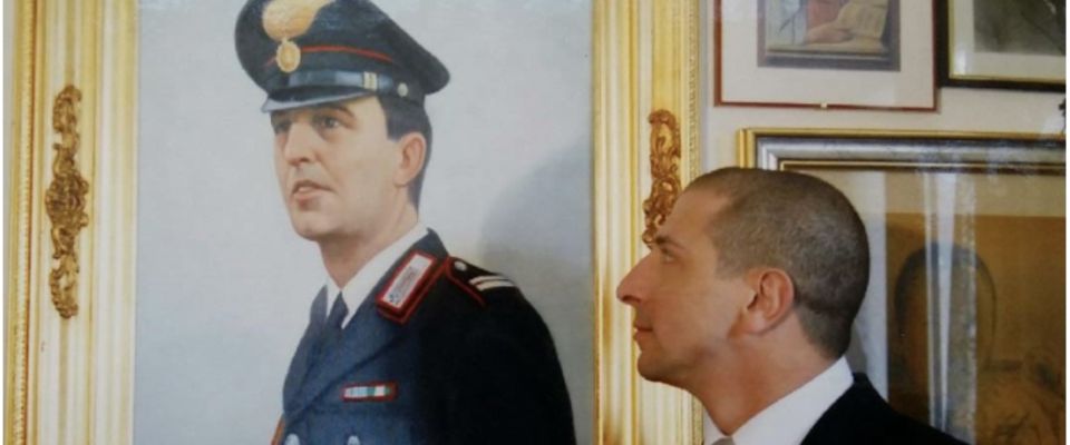 Fabio Lombardo guarda il quadro che ritrae il padre, il maresciallo Antonino Lombardo. Foto pubblicata sul sito dell’Adnkronos