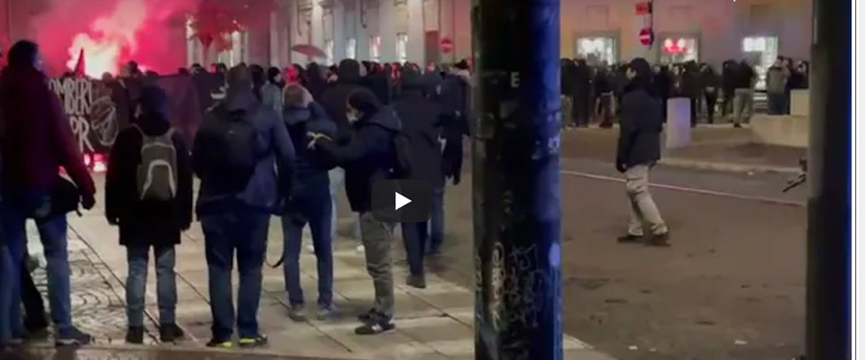 Dal Green Pass al Red Pass, via libera ai teppisti “rossi”: i centri sociali devastano Torino (video)