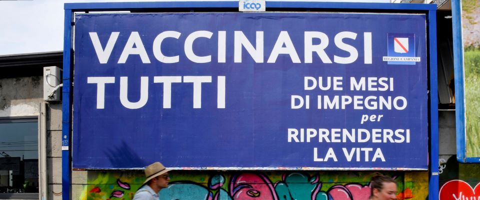 Lungo via Marina a Napoli uno dei mega poster allestiti dalla regione Campania per invitare tutti a vaccinarsi contro il Covid, 10 settembre 2021.ANSA / CIRO FUSCO