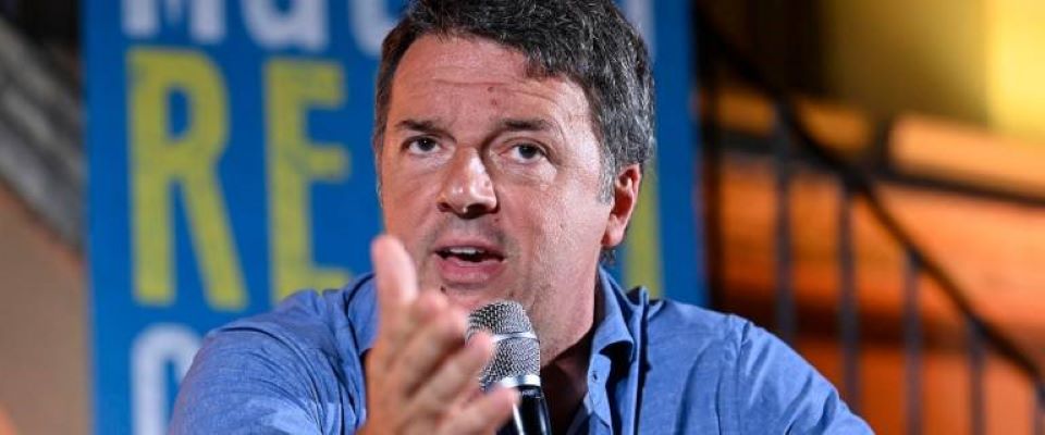 “Devo votare la sfiducia a questo governo di mer…”. La gaffe di Renzi del 2018. Le scuse imbarazzate di oggi