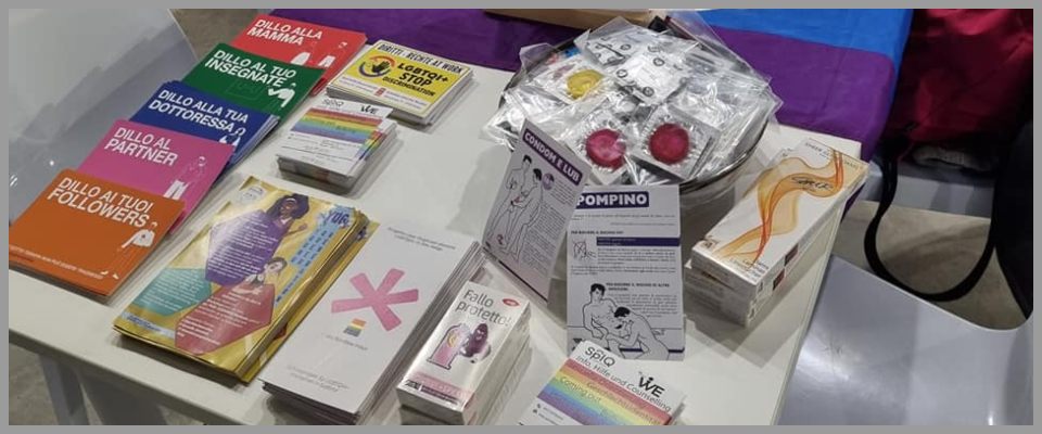 Alla Fiera del volontariato l’Arcigay espone il manuale per il sesso orale. Urzì (FdI): incontinenti