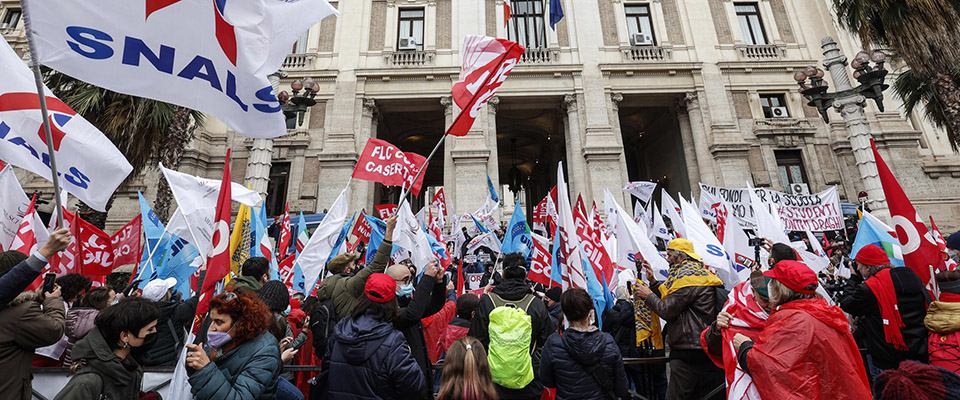 Manifestazione sindacati della Scuola, Roma, 10 Dicembre 2021. ANSA/GIUSEPPE LAMI