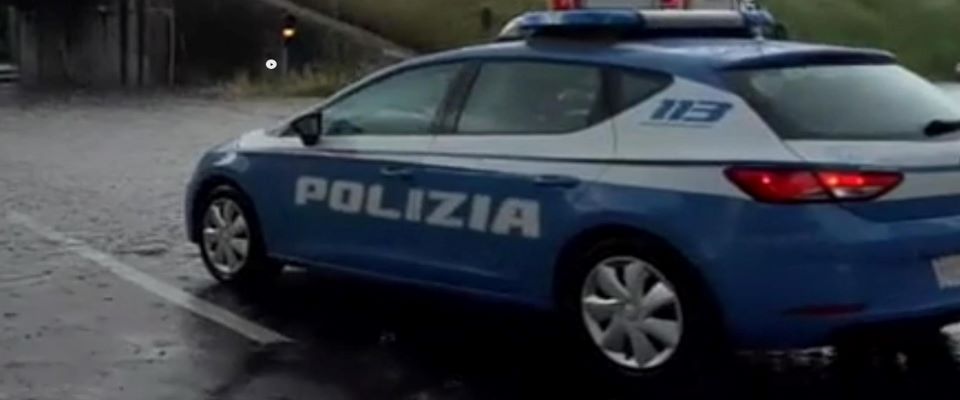 Gli agenti delle Volanti hanno salvato due donne, una delle quali di oltre 80 anni, rimaste intrappolate nella loro auto C4 Picasso in un sottopasso invaso dall’acqua in via Caduti del Lavoro nella periferia di Ancona, colpita da una bomba d’acqua, 14 giugno 2018. I poliziotti sono riusciti a raggiungere la vettura già coperta dall’acqua, a rompere i finestrini e a tirare via le due donne. Nel sottopasso l’acqua ha raggiunto un’altezza di due metri. ANSA/ POLIZIA DI STATO   +++ ANSA PROVIDES ACCESS TO THIS HANDOUT PHOTO TO BE USED SOLELY TO ILLUSTRATE NEWS REPORTING OR COMMENTARY ON THE FACTS OR EVENTS DEPICTED IN THIS IMAGE; NO ARCHIVING; NO LICENSING +++