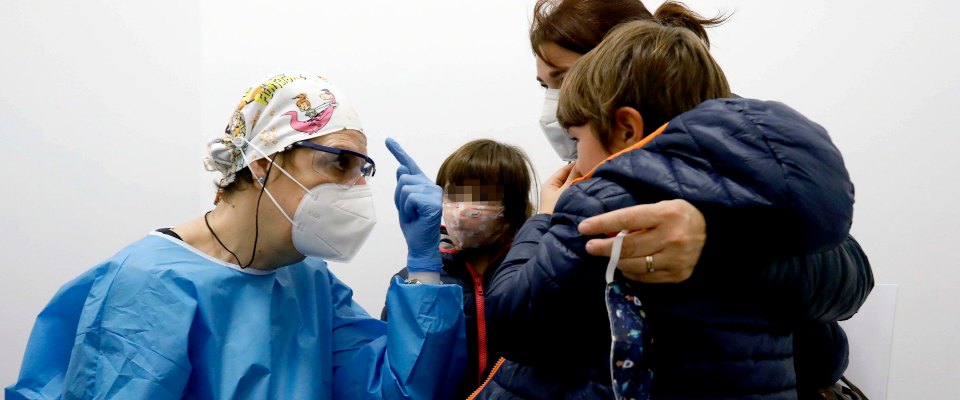 Vaccino antinfluenzale per bambini organizzato dall’ospedale Buzzi all’interno della fermata della metropolitana Gerusalemme a Milano, 16 novembre 2020.ANSA/Mourad Balti Touati