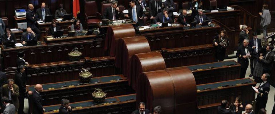 Grandi elettori positivi, non c’è accordo. Si fa strada il voto a domicilio ma la sinistra non molla