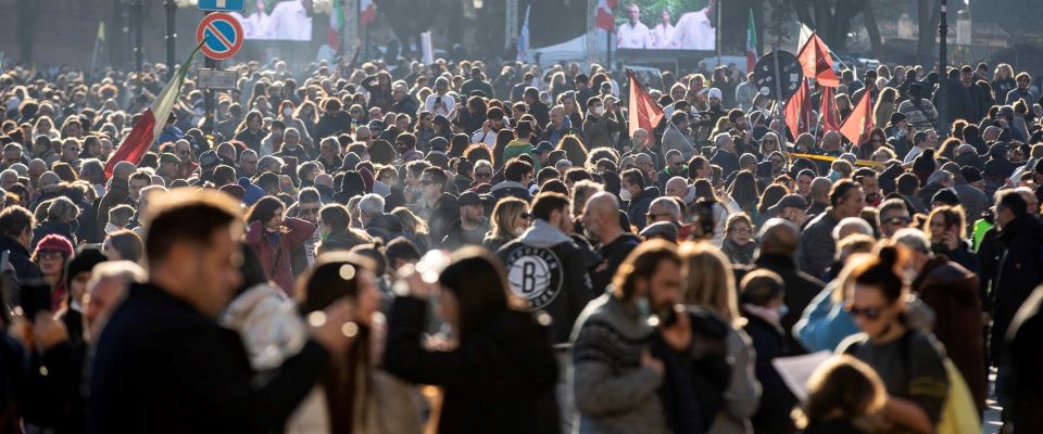 No vax in piazza a Roma e Milano. Attimi di tensione e l’arringa di Montagnier: “Salveremo il mondo”