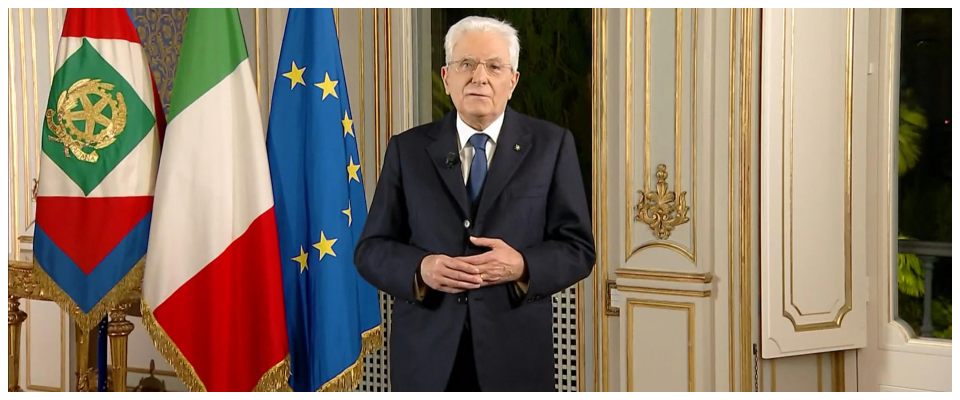 Il discorso di fine anno e di congedo del presidente della Repubblica Sergio Mattarella, in tv a reti unificate, 31 dicembre 2021. ANSA/ FERMO IMMAGINE TV  +++ ANSA PROVIDES ACCESS TO THIS HANDOUT PHOTO TO BE USED SOLELY TO ILLUSTRATE NEWS REPORTING OR COMMENTARY ON THE FACTS OR EVENTS DEPICTED IN THIS IMAGE; NO ARCHIVING; NO TV; NO LICENSING +++