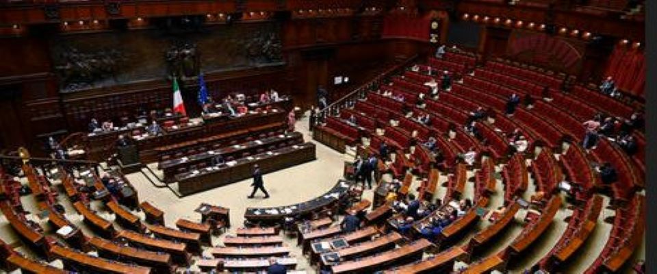 Il Senato boccia la parità di genere nel linguaggio ufficiale. Sinistra a lutto. FdI: “Basta ideologismi”