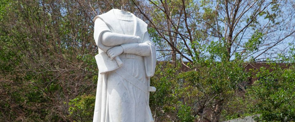 Scempio in chiesa: ostie buttate a terra e statua decapitata