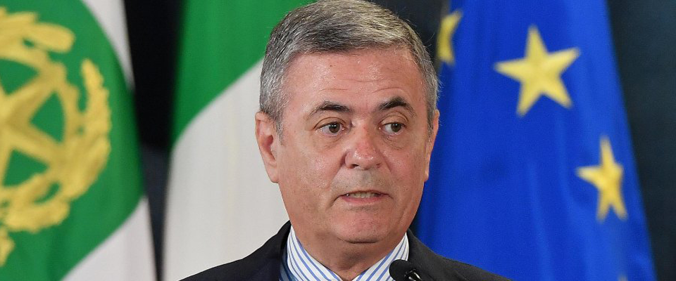 Ezio Mauro ha le allucinazioni: “Il 26 settembre ci sveglieremo ancora occidentali? Con questa destra…”