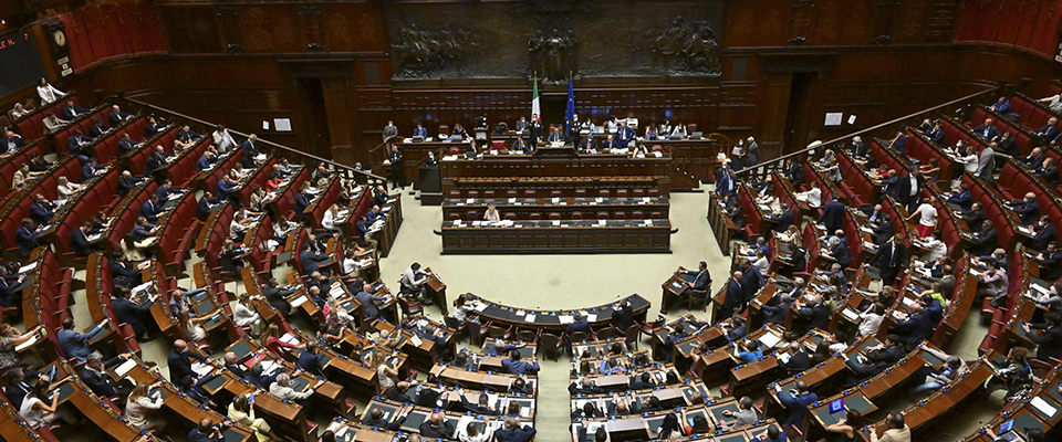 Panoramica dellÕAula nel corso dellÕesame del ddl di rendiconto generale dello Stato 2022 a Montecitorio, Roma, 2 agosto 2022.   ANSA/MAURIZIO BRAMBATTI