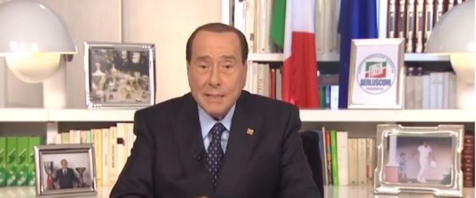 Berlusconi si improvvisa prof tra i banchi di scuola e risponde a uno studente dell’ultima fila