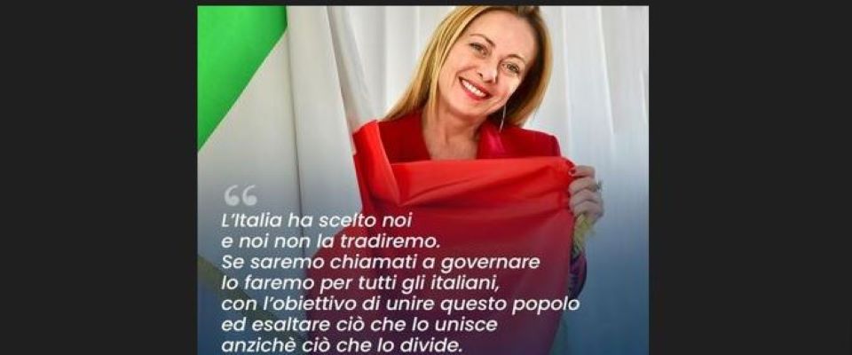 Sorridente, avvolta nel tricolore, la Meloni rilancia: “L’Italia ha scelto noi. E noi non la tradiremo”