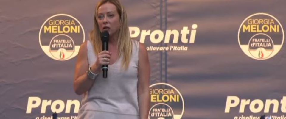 Meloni a Cagliari: “Non leggo più i giornali, Repubblica dica quello che vuole. Io parlo con voi”