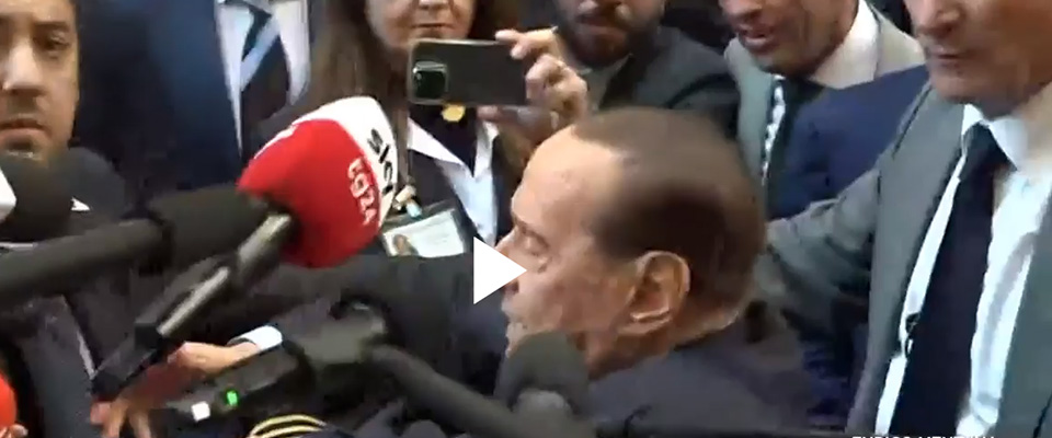 “C’ero io, Biden, Putin e il Papa…”. Berlusconi racconta la barzelletta del paracadute (video)