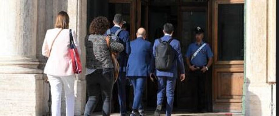 Montecitorio, gli eletti sfilano per la registrazione. L’emozione di Soumahoro. L’ironia di Giorgetti