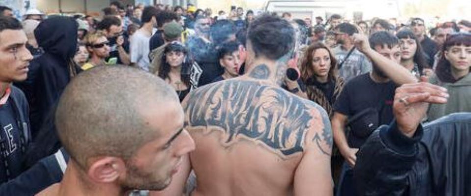 Stop al rave party, gli occupanti lasciano il capannone pericolante. Oltre 600 identificati