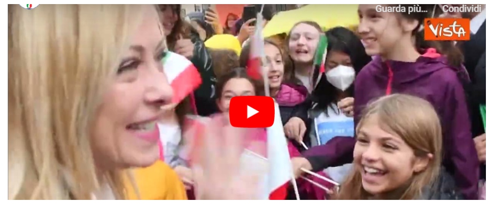 Meloni all’Altare della patria, applausi e selfie con un gruppo di bambini (video)