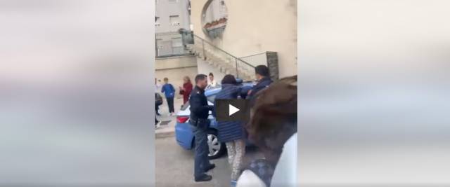 Napoli, donna Rom prova a prendere un bambino nel cortile di una scuola:  bloccata dalla polizia (video) - Secolo d'Italia