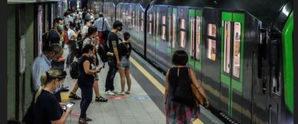 Paura alla metro di Milano, un uomo colto da malore finisce sui binari. Salvo per miracolo