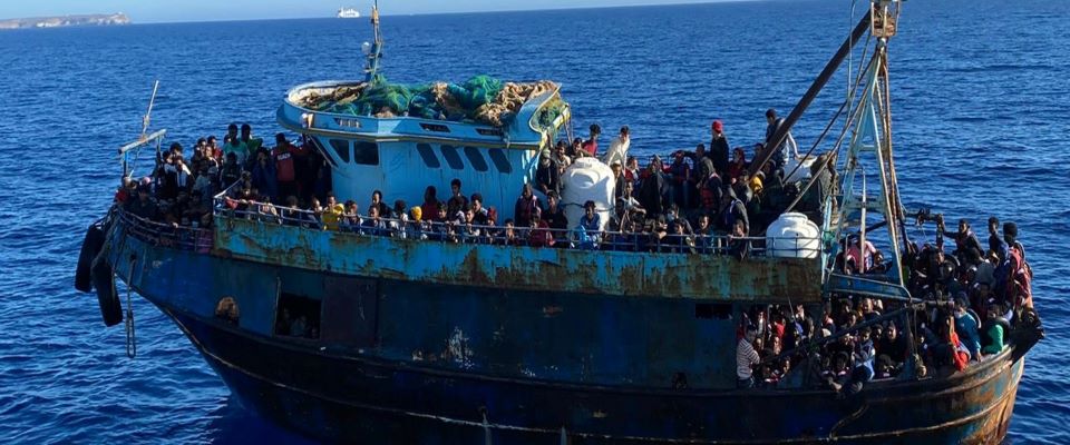 Sono 415 i migranti approdati, con due diversi barconi, a Lampedusa.  La prima barca di legno di 20 metri, con a bordo 325 persone a bordo, è stata intercettata a 8 miglia da Lampedusa. La seconda carretta, intercettata a 5miglia dalla costa, è stata scortata da una motovedetta della guardia di finanza fino al molo Favaloro. A bordo c’erano 90 migranti di varie nazionalità, 83 uomini, 6 donne e una neonata. I due gruppi sono stati portati all’hotspot che era vuoto, 9 maggio 2021. ANSA