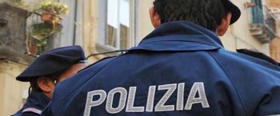 Rapina uno studente americano con lo spray al peperoncino e picchia 2 agenti. Arrestato un gambiano