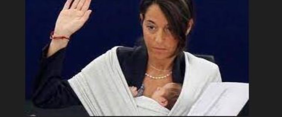 Da oggi le deputate mamme potranno allattare nell’aula di Montecitorio. Ronzulli: finalmente!