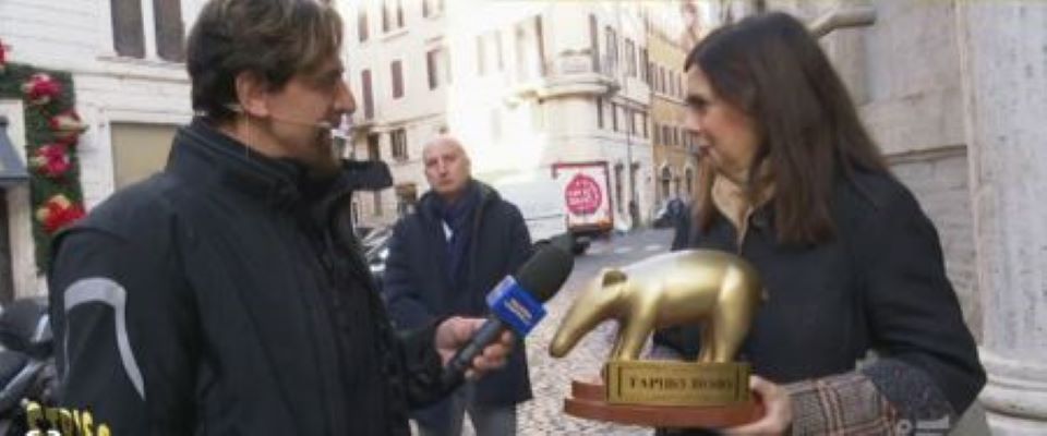 Tapiro d’oro di Striscia a Laura Boldrini: nel 2018 premiò la suocera di Soumahoro