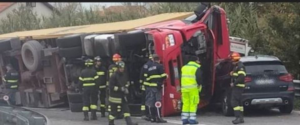 Ancona, Schianto Sulla Superstrada: Un Camion Si Ribalta Contro Un ...