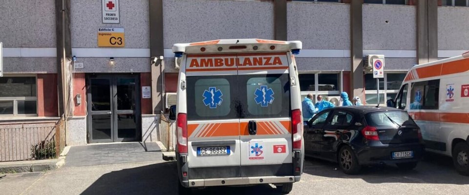 Saronno, un bambino di dodici anni cade a scuola dalla tromba delle scale: è grave