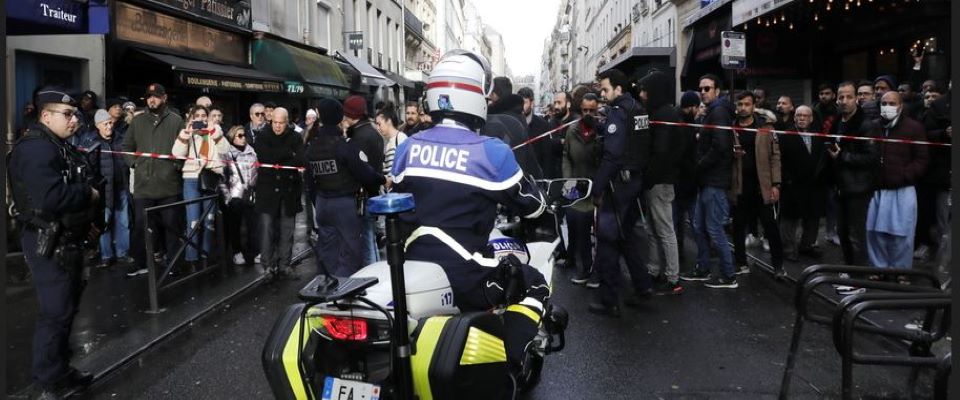 Parigi, sale a 3 il bilancio dei morti. Esplode la rabbia dei curda: roghi e scontri con la polizia