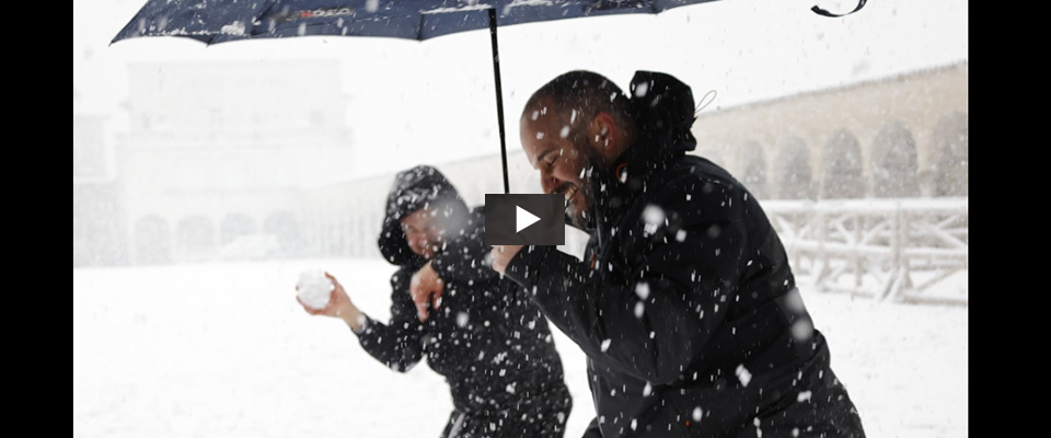 “Fratelli e sorelle, è arrivata la neve!”. E i francescani di Assisi giocano a prendersi a pallate (video)