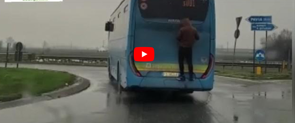 Lodi, si aggrappa all’autobus e viaggia per sette km. Il “bus surfing” è l’ultima moda dei giovani (video)