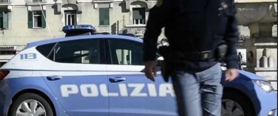 Roma, truffano un anziano e cercano di investire i poliziotti. Che sparano alle gomme