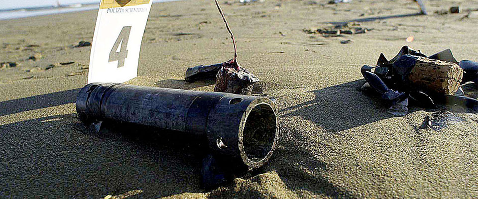 Sotto, Il tubo bomba scoppiato sulla spiaggia di Lignano Sabbiadoro nel luglio del 2000 e che feri’ gravemente una persona