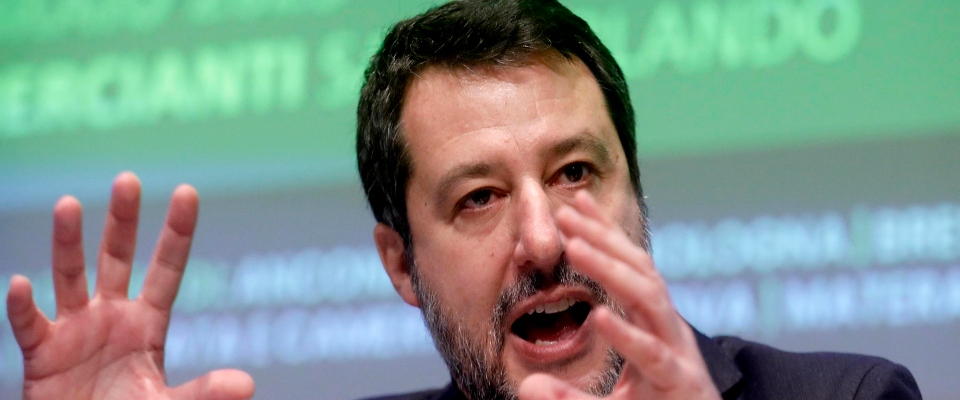 “A Piazzale Loreto c’é ancora posto”: l’odio del collettivo di Torino contro Salvini. Ogni giorno un bersaglio