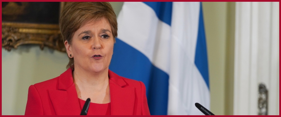 Donne sull’orlo di una crisi di nervi, si dimette anche Nicola Sturgeon, premier scozzese: “Sono stanca”