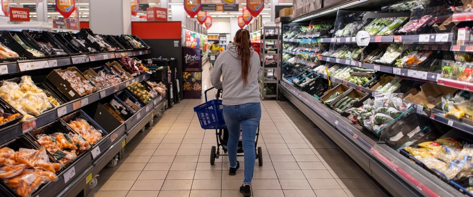 Regno Unito, cala l’inflazione ma aumentano i prezzi dei prodotti alimentari e delle bollette